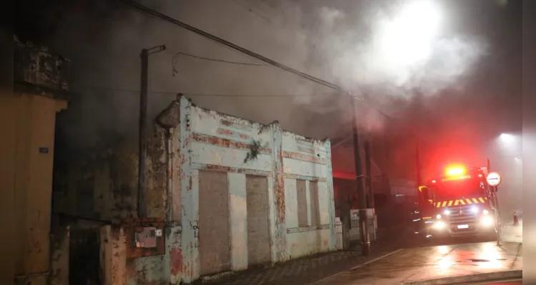 Dois caminhões Auto Bomba Tanque Resgate (ABTR) prestaram atendimento