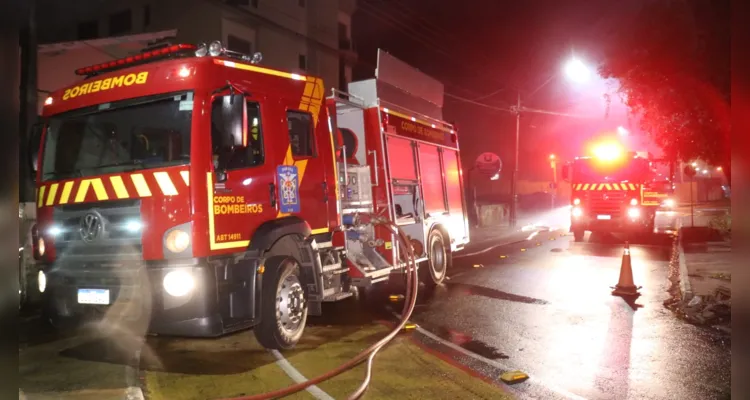 Dois caminhões Auto Bomba Tanque Resgate (ABTR) prestaram atendimento