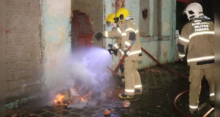 Dois caminhões Auto Bomba Tanque Resgate (ABTR) prestaram atendimento