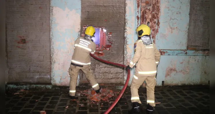 Dois caminhões Auto Bomba Tanque Resgate (ABTR) prestaram atendimento