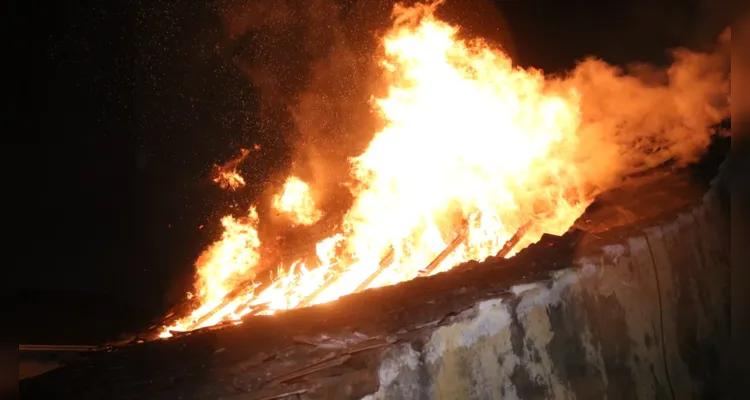 Dois caminhões Auto Bomba Tanque Resgate (ABTR) prestaram atendimento