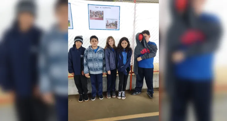 Cada grupo de alunos ficou responsável pela pesquisa e apresentação da história de uma praça da cidade