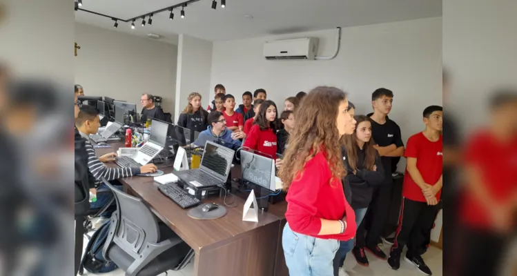 A visita possibilitou que os alunos conhecessem todos os espaços do Grupo aRede