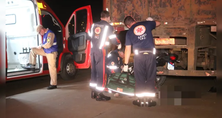 Equipes do Samu e do Corpo de Bombeiros (Siate) estiveram no local para socorrer o motociclista, que não resistiu aos ferimentos