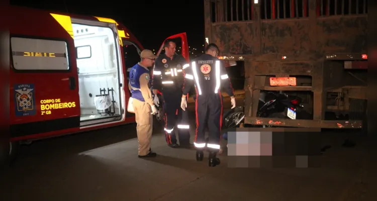 Equipes do Samu e do Corpo de Bombeiros (Siate) estiveram no local para socorrer o motociclista, que não resistiu aos ferimentos