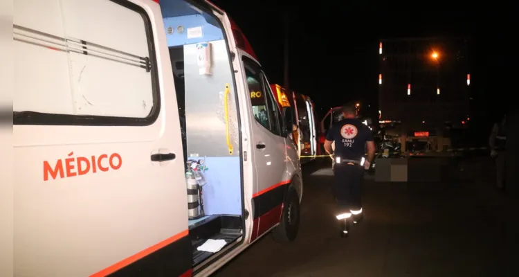 Equipes do Samu e do Corpo de Bombeiros (Siate) estiveram no local para socorrer o motociclista, que não resistiu aos ferimentos