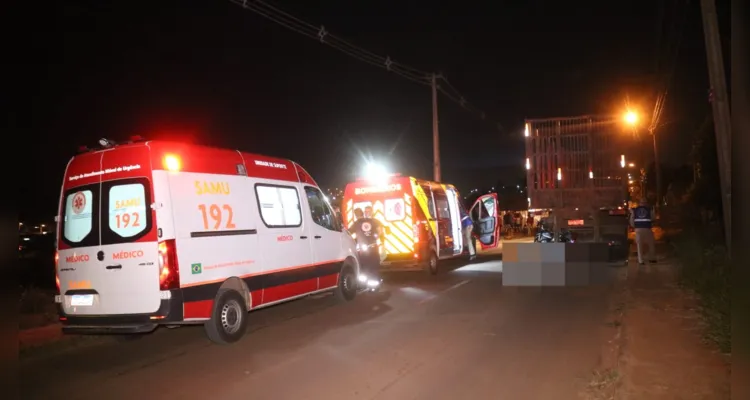 Equipes do Samu e do Corpo de Bombeiros (Siate) estiveram no local para socorrer o motociclista, que não resistiu aos ferimentos