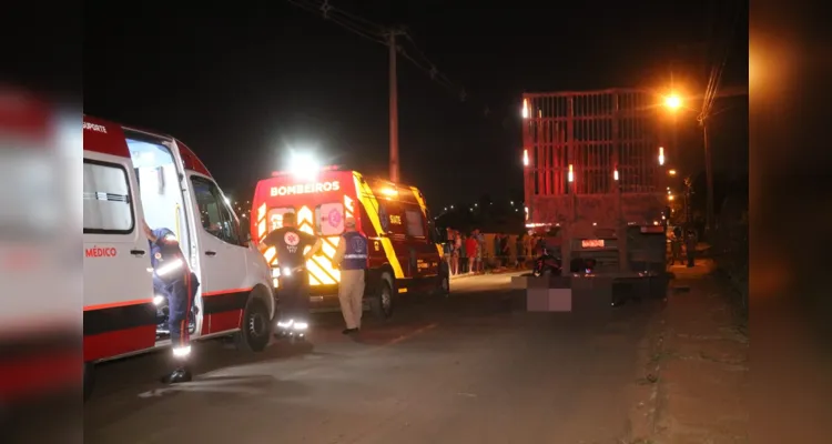 Equipes do Samu e do Corpo de Bombeiros (Siate) estiveram no local para socorrer o motociclista, que não resistiu aos ferimentos