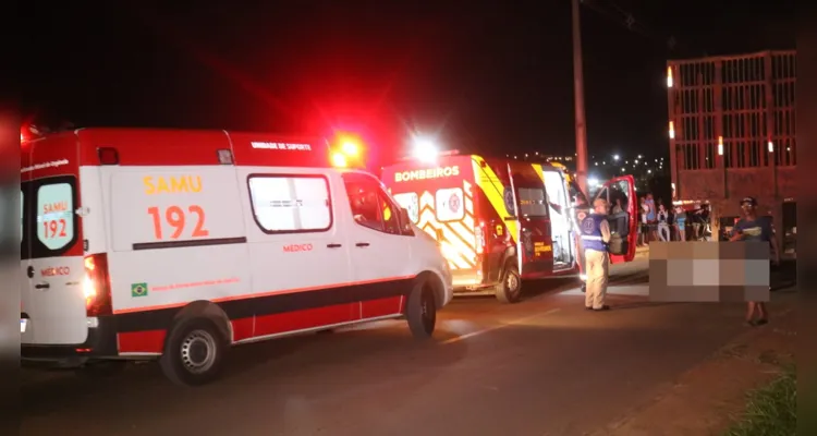 Equipes do Samu e do Corpo de Bombeiros (Siate) estiveram no local para socorrer o motociclista, que não resistiu aos ferimentos