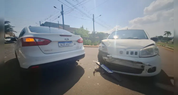 Lateral dianteira do Uno colidiu no Ford Focus