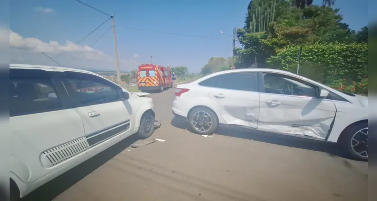 Lateral dianteira do Uno colidiu no Ford Focus