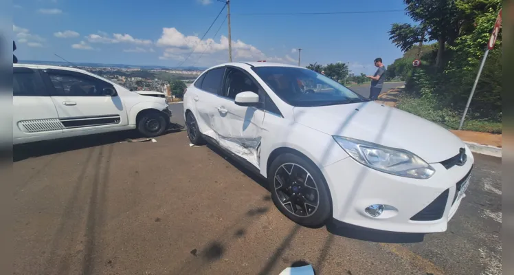 Lateral dianteira do Uno colidiu no Ford Focus