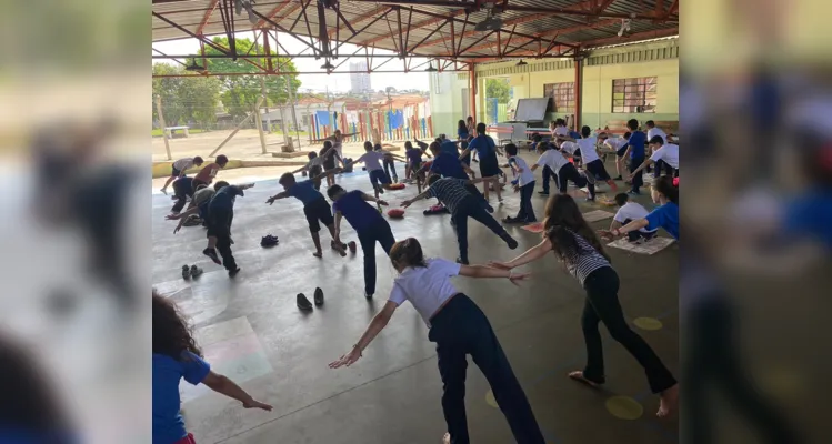 As atividades tiveram a orientação de uma instrutora de ioga e objetivaram proporcionar um momento de encontro consigo mesmo nos estudantes