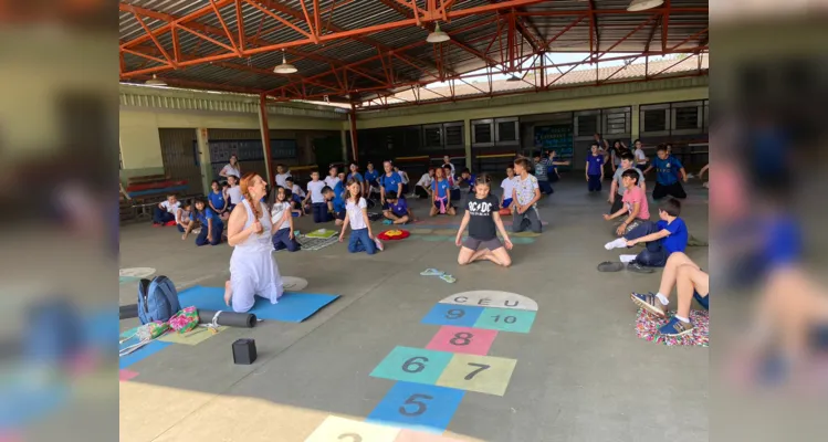 As atividades tiveram a orientação de uma instrutora de ioga e objetivaram proporcionar um momento de encontro consigo mesmo nos estudantes