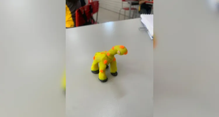 Educandos puderam representar, com massinhas e desenhos, mais sobre a proposta da aula