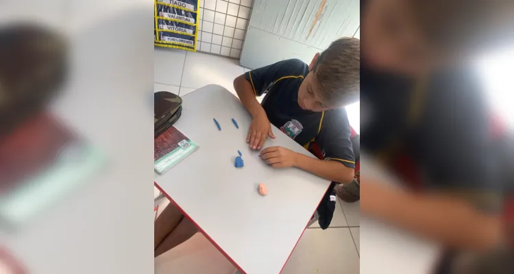 Educandos puderam representar, com massinhas e desenhos, mais sobre a proposta da aula