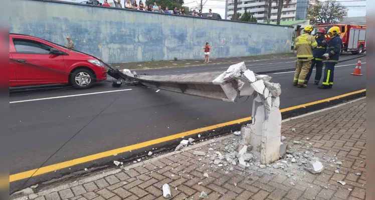 Os fios caíram sobre um veículo que era conduzido por uma mulher de 40 anos, que não teve ferimentos