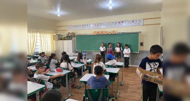 Alunos confeccionaram flores e as distribuíram com balas para comunidade escolar no período da manhã