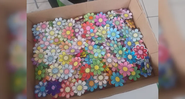 Alunos confeccionaram flores e as distribuíram com balas para comunidade escolar no período da manhã