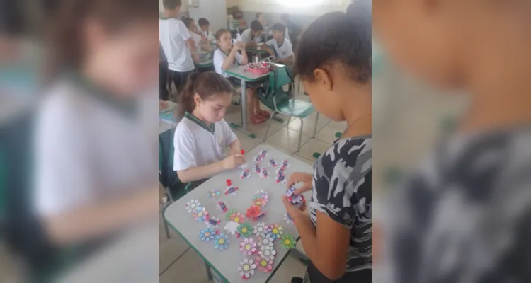 Alunos confeccionaram flores e as distribuíram com balas para comunidade escolar no período da manhã