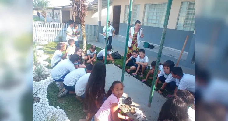 Educandos contribuíram para deixar instituição de ensino ainda mais bela