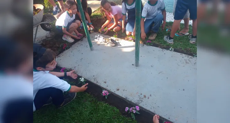 Educandos contribuíram para deixar instituição de ensino ainda mais bela