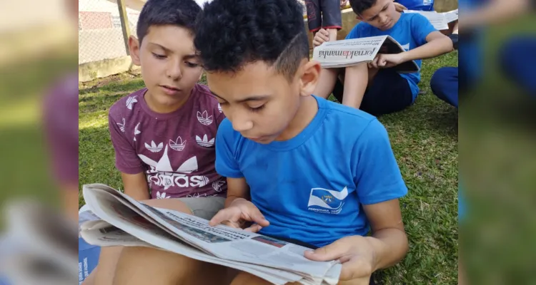 Com o periódico em mãos, os educandos conseguiram compreender a estrutura de um jornal e se reconhecer nas matérias do Vamos Ler - Geração Digital