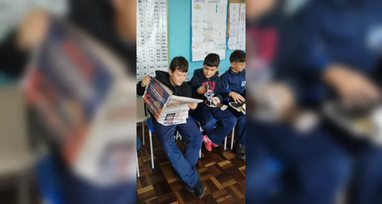 Com o periódico em mãos, os educandos conseguiram compreender a estrutura de um jornal e se reconhecer nas matérias do Vamos Ler - Geração Digital