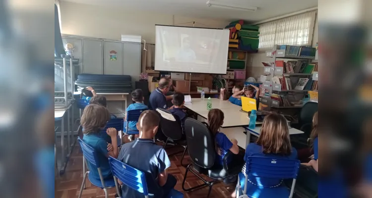 Inicialmente a turma assistiu a videoaula do projeto Vamos Ler em parceria com a Unimed PG