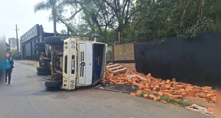 Parte da carga também caiu nas margens de um arroio que fica ao lado da rua Cartão Monclaro