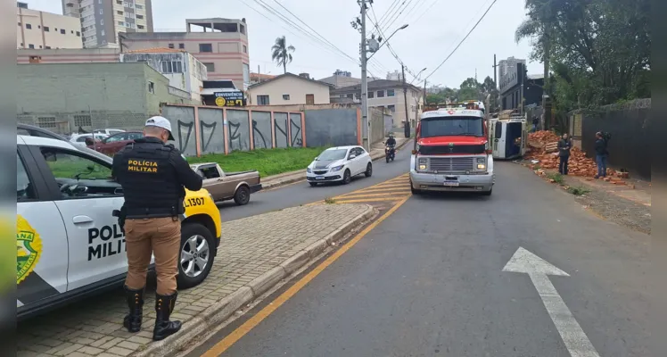 Parte da carga também caiu nas margens de um arroio que fica ao lado da rua Cartão Monclaro