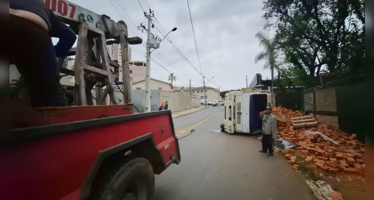 Parte da carga também caiu nas margens de um arroio que fica ao lado da rua Cartão Monclaro