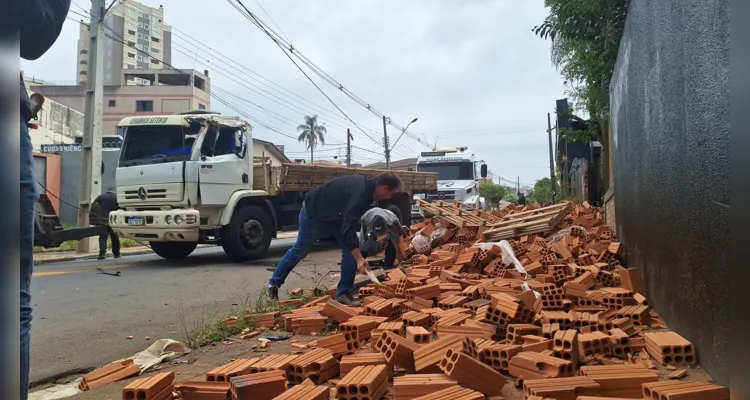 Parte da carga também caiu nas margens de um arroio que fica ao lado da rua Cartão Monclaro