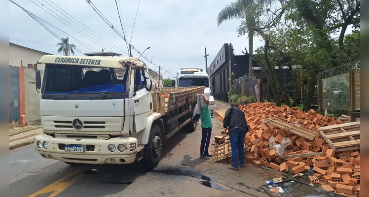 Parte da carga também caiu nas margens de um arroio que fica ao lado da rua Cartão Monclaro