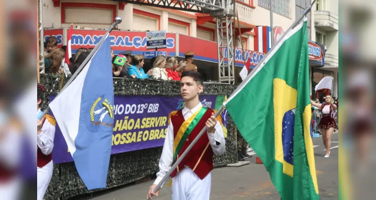 Desfile da Independência atrai multidão em Ponta Grossa