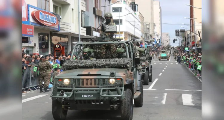 Desfile da Independência atrai multidão em Ponta Grossa