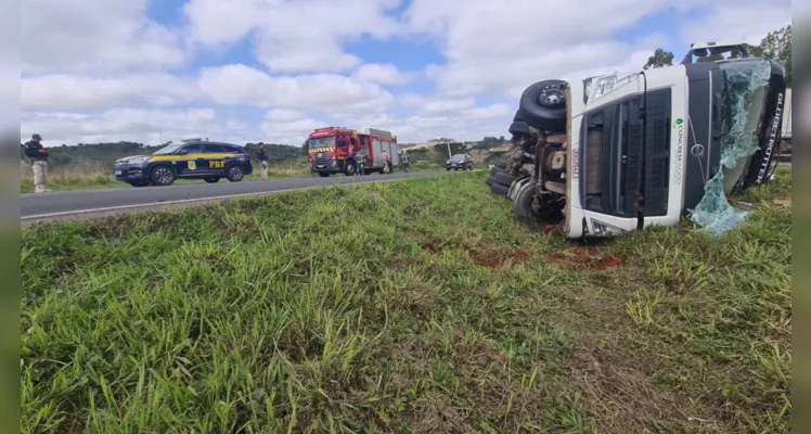 Motorista é encaminhado pelo Siate após acidente na BR-376