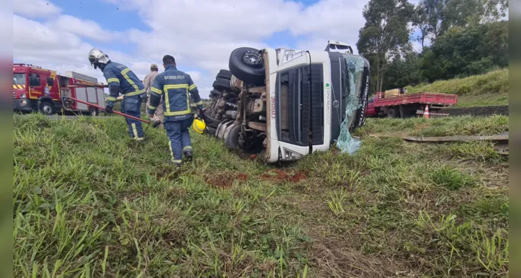 Motorista é encaminhado pelo Siate após acidente na BR-376