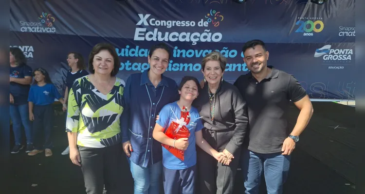 O aluno João Pedro Teixeira Brandt do quarto ano da Escola Municipal Professora Ruth Holzmann Ribas, com o auxílio da professora Paula Sander Dreher Campagnoli, foi o premiado na categoria de melhor vídeo