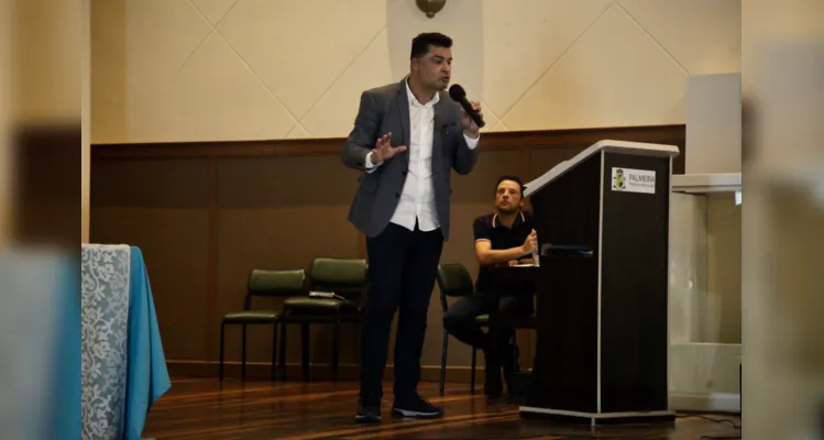 Marcelo Rangel destaca a importância da tecnologia para a gestão eficiente durante o encontro da AMCG.