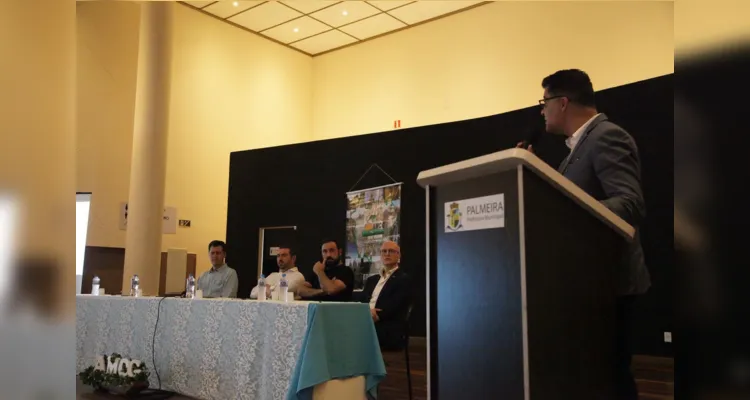 Debate ativo entre gestores municipais sobre a implementação de soluções inovadoras em suas comunidades.