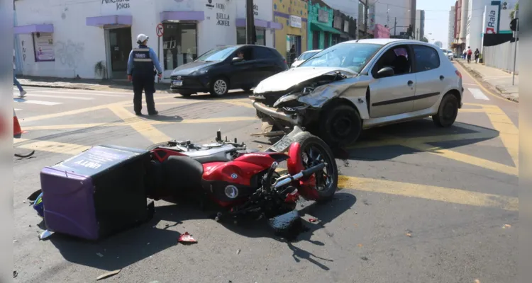 Acidente aconteceu na manhã desta quarta-feira (23), no Centro de Ponta Grossa 