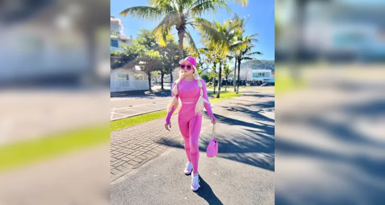 'Bruna Barbie' vive igual a boneca 'Barbie', com muitos objetos nas cores rosa.