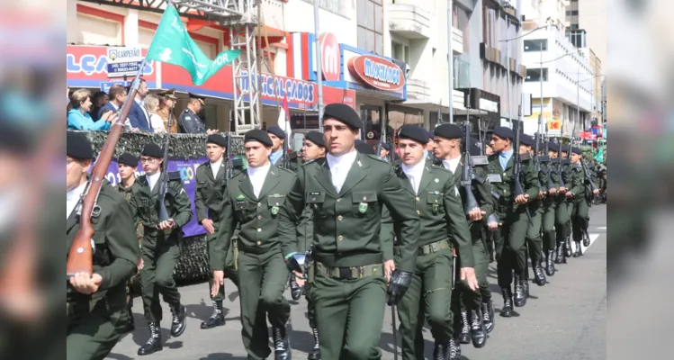 Desfile da Independência atrai multidão em Ponta Grossa