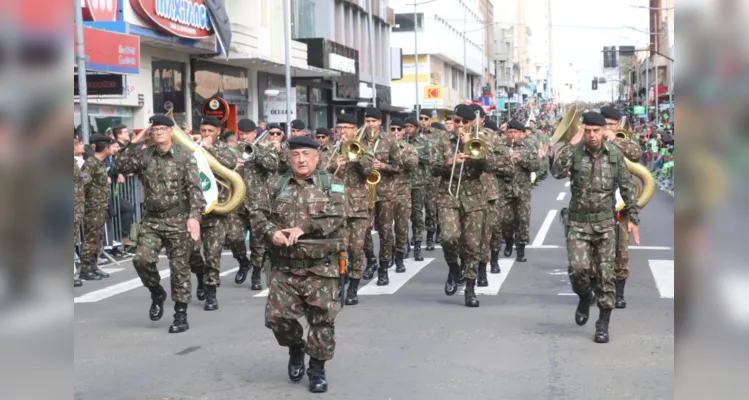 Desfile da Independência atrai multidão em Ponta Grossa