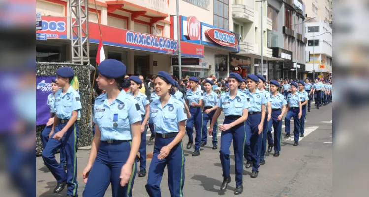 Desfile da Independência atrai multidão em Ponta Grossa