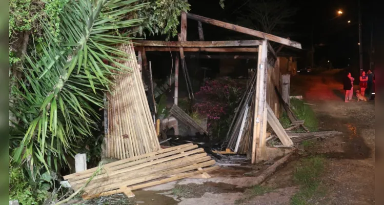 Neto ateia fogo na residência da avó no bairro da Ronda