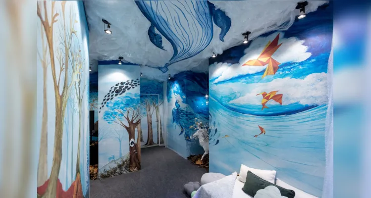 O conceito da casa para criar os cenários artísticos simboliza um lugar seguro e receptivo