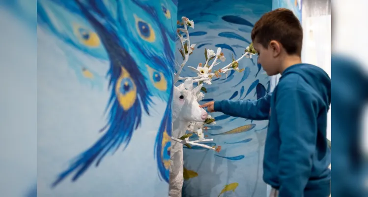 O conceito da casa para criar os cenários artísticos simboliza um lugar seguro e receptivo