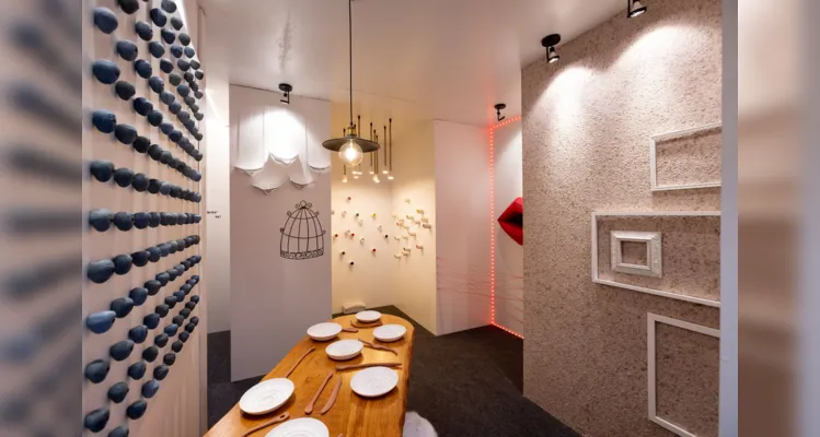 O conceito da casa para criar os cenários artísticos simboliza um lugar seguro e receptivo